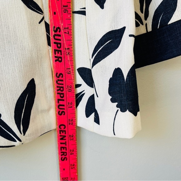 Leslie Belle Petite Navy and White Floral Swing Blazer - Picture 10 of 10